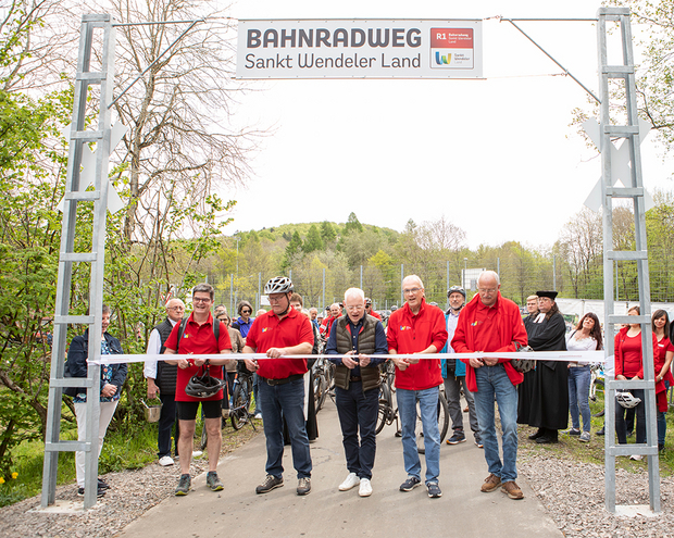 Eröffnung des Bahnradweges durch Minsiter, Landrat und die Bürgermeister