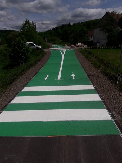 Markierung an Straßenquerung im Mai 2022
