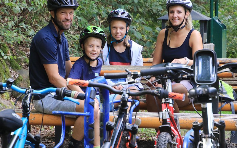Familie rastet während Radtour