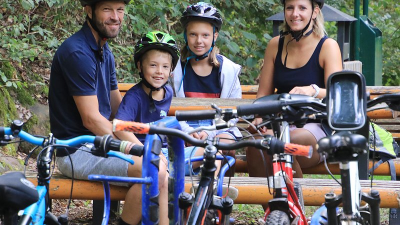 Familie rastet während Radtour