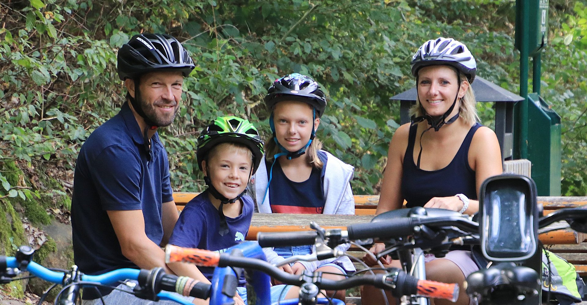 Familie rastet während Radtour