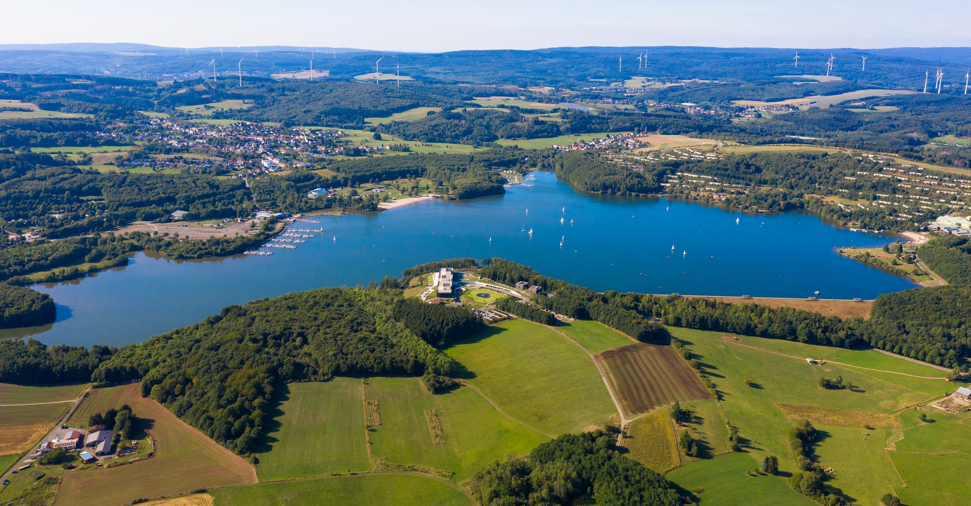 Luftaufnahme vom Bostalsee und vom umliegenden Land