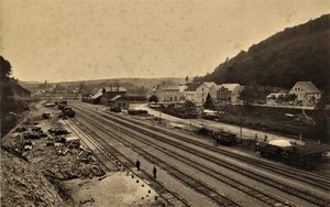 Aufnahme in Sepia vom Bahngelände Türkismühle Ende des 19. Jahrhunderts. Es ist ein Luftbild und zeigt die Schienenführung im Bahnhofsbereich