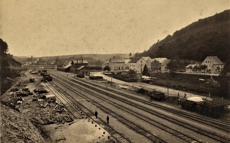 Aufnahme in Sepia vom Bahngelände Türkismühle Ende des 19. Jahrhunderts. Es ist ein Luftbild und zeigt die Schienenführung im Bahnhofsbereich