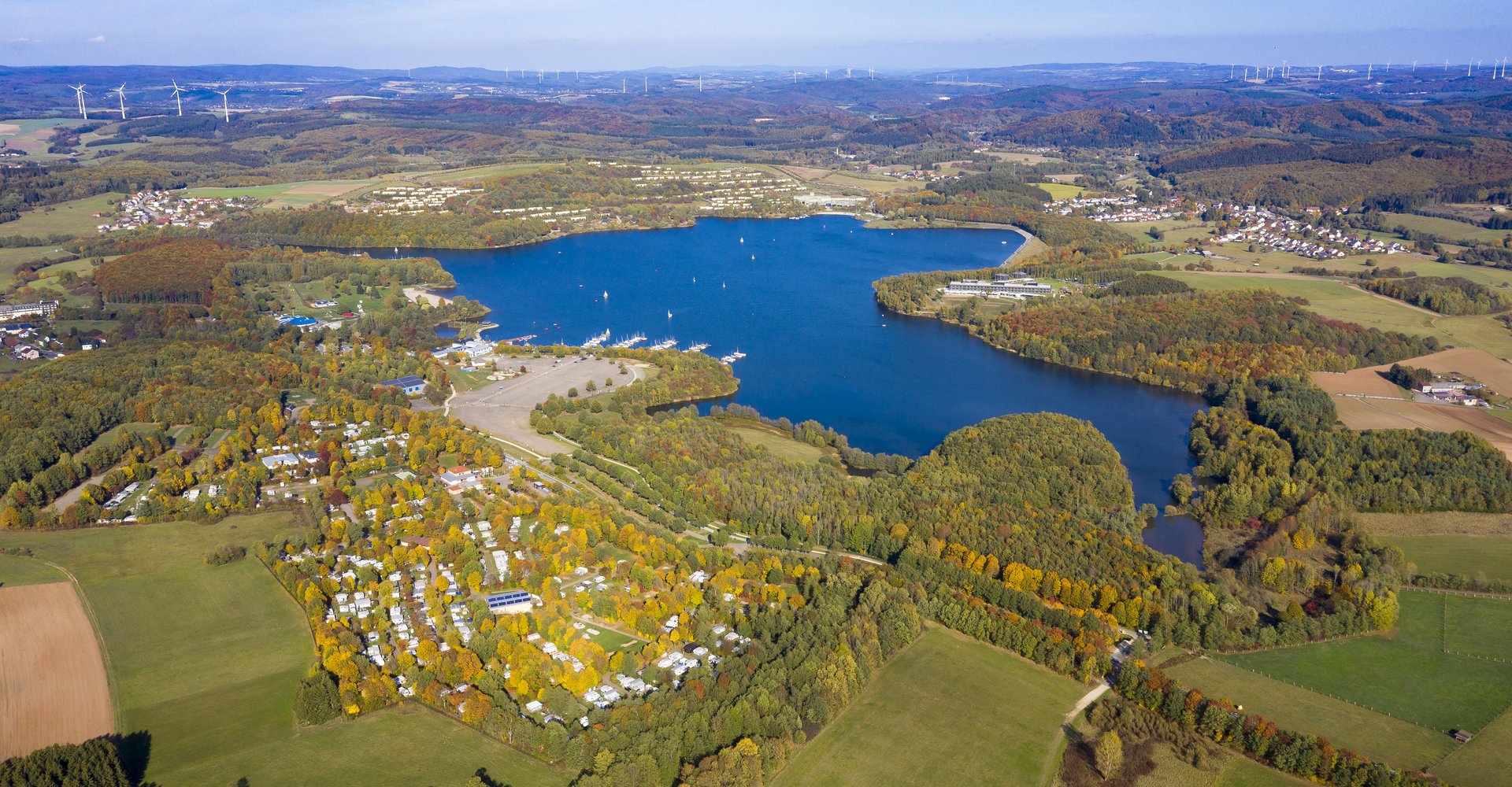 Bostalsee und Campingplatz von oben fotografiert