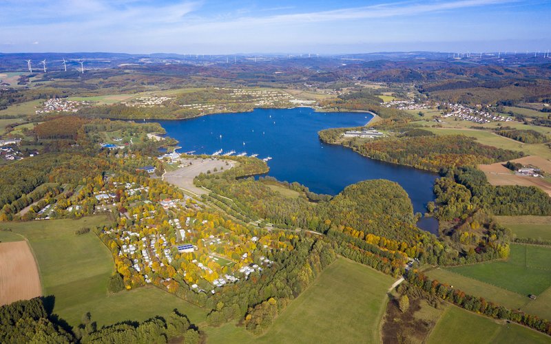 Bostalsee und Campingplatz von oben fotografiert