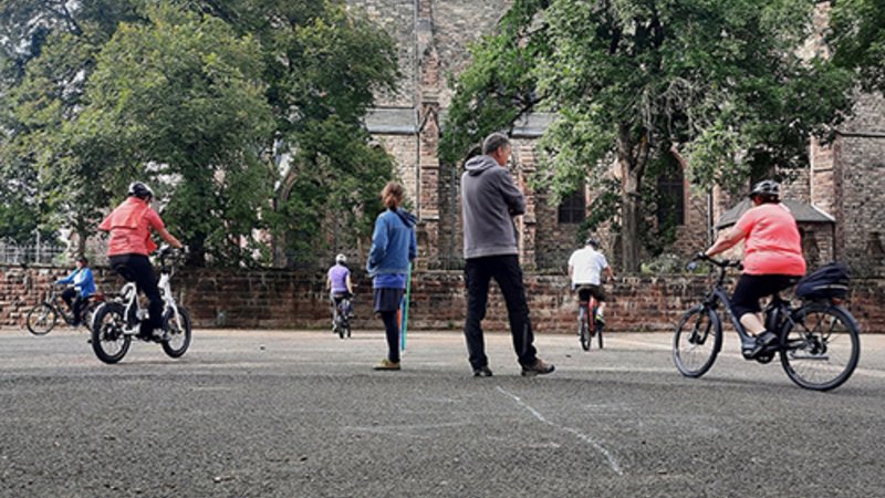 Fahrradfahrer nehmen an einem Fahrradkurs teil