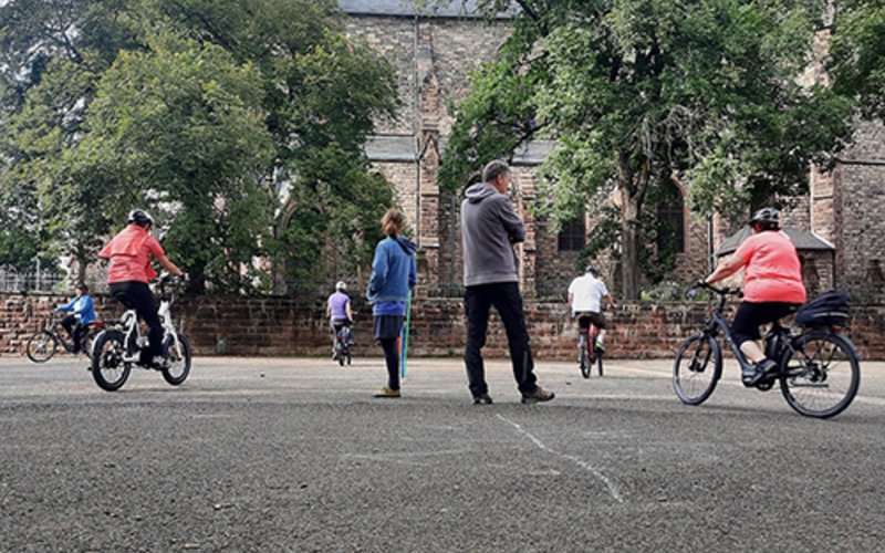 Fahrradfahrer nehmen an einem Fahrradkurs teil