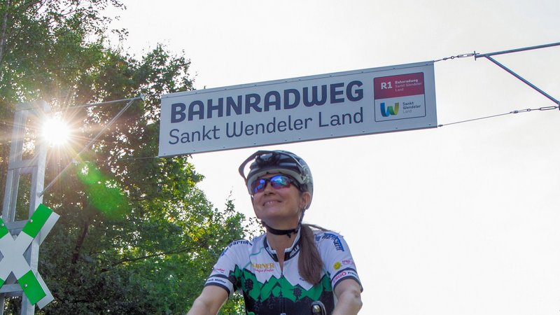 Eine Radfahrerin fährt auf dem Bahnradweg