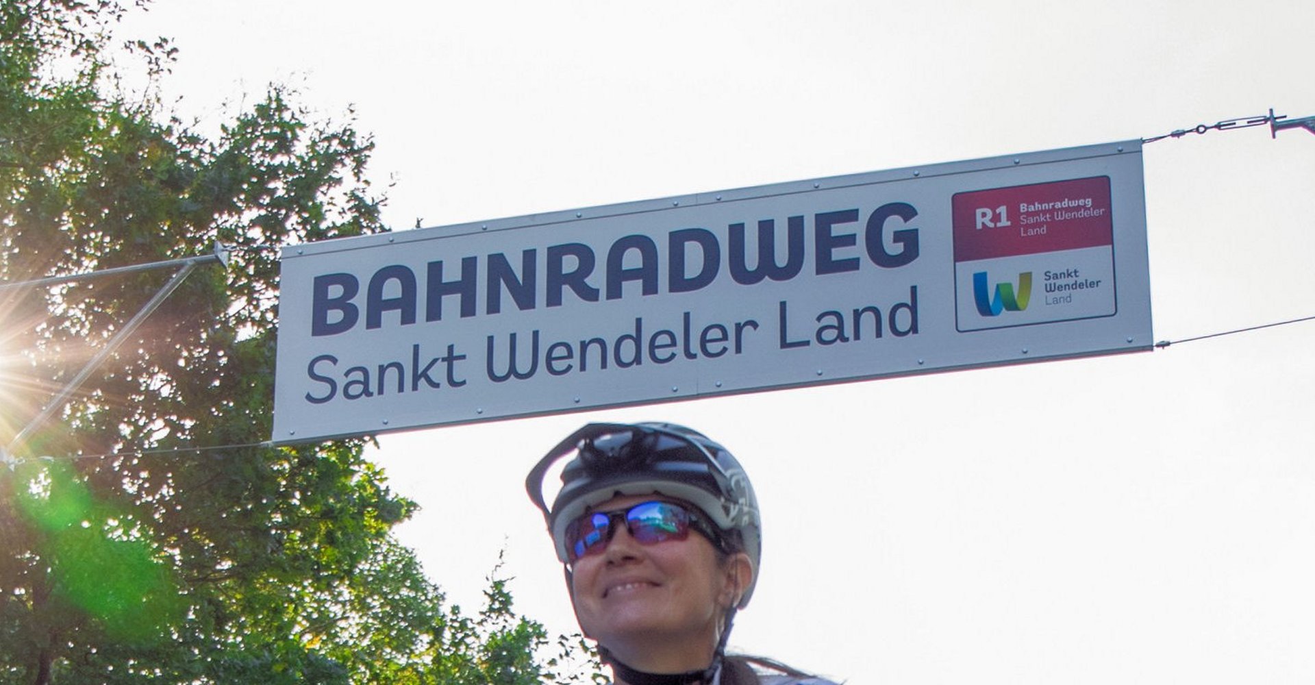 Eine Radfahrerin fährt auf dem Bahnradweg