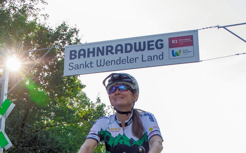 Eine Radfahrerin fährt auf dem Bahnradweg