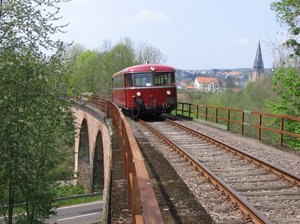 Museumsbahn fährt über das Viadukt Nonnweiler. Über die Brücke Nonnweiler führen die Schienen, auf denen die Museumsbahn gefahren kommt. Im Hintergrund kann man ganz unscharf die Dächer von Nonnweiler erkennen.