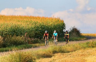 Ein Mann und eine Frau fahren Rad in idyllischer Landschaft