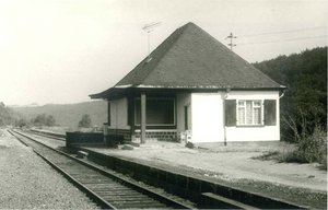 alte schwarz-weiß Fotografie, die die Schienenführung und das Bahnhofsgebäude von Freisen aus dem Jahr 1978 zeigt. 