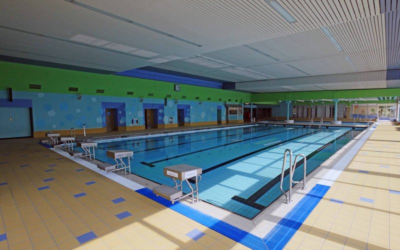 Weiselbergbad Oberkirchen Innenansicht - Blick auf das Schwimmbecken