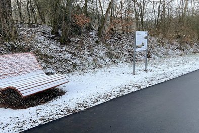 Landschaftsliege und Tafel Westrichbahn